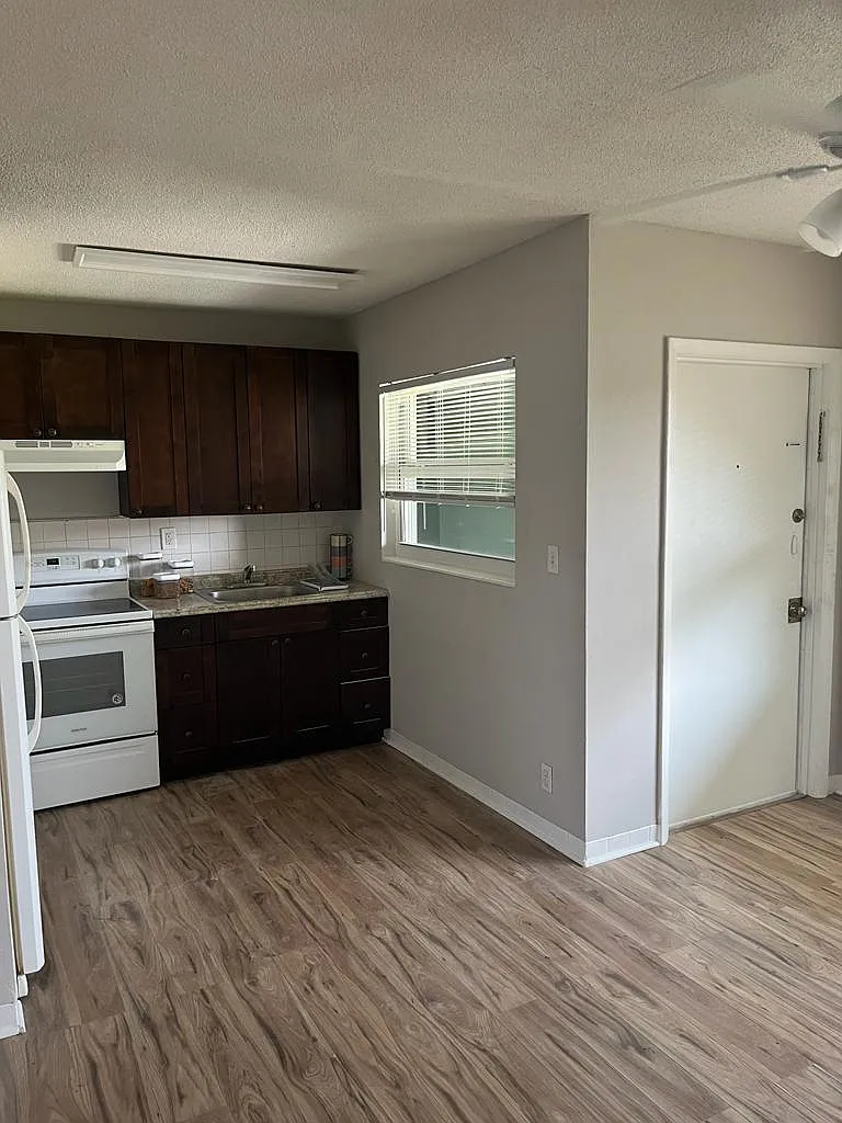 3071 Northwest 9th Avenue - Unit 4 — Photo 1