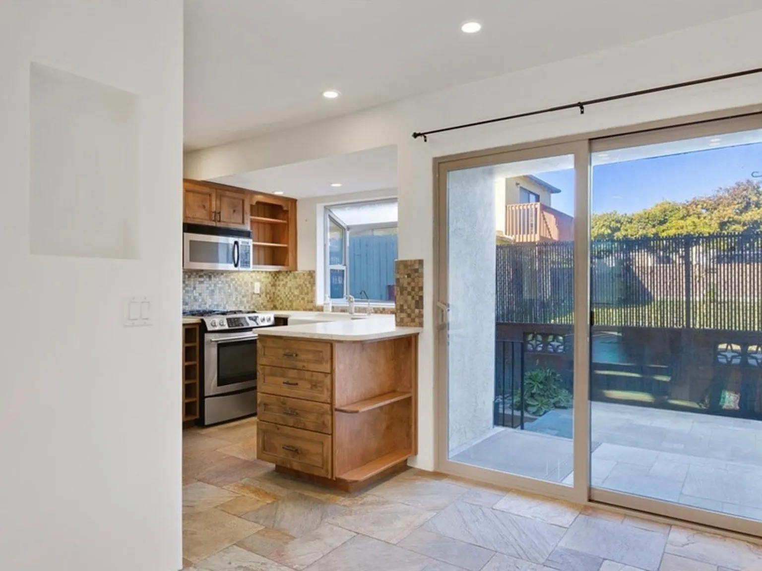 2 bed, 1060 sqft, $2,800 — Photo 2