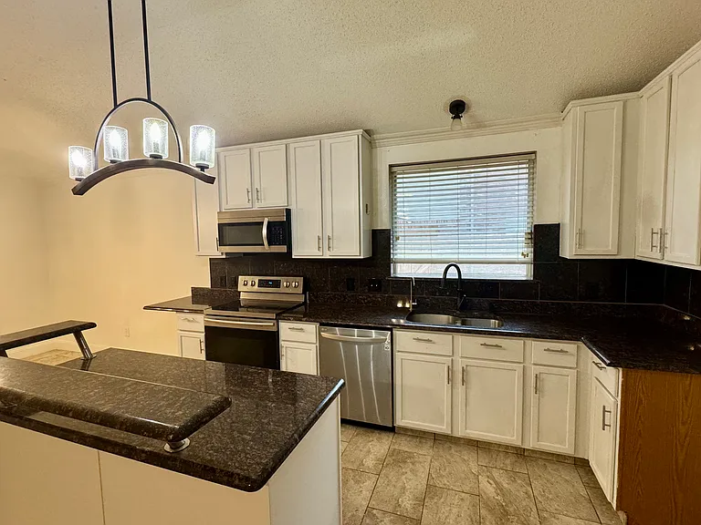 105 Fieldwood Ct — Photo 10