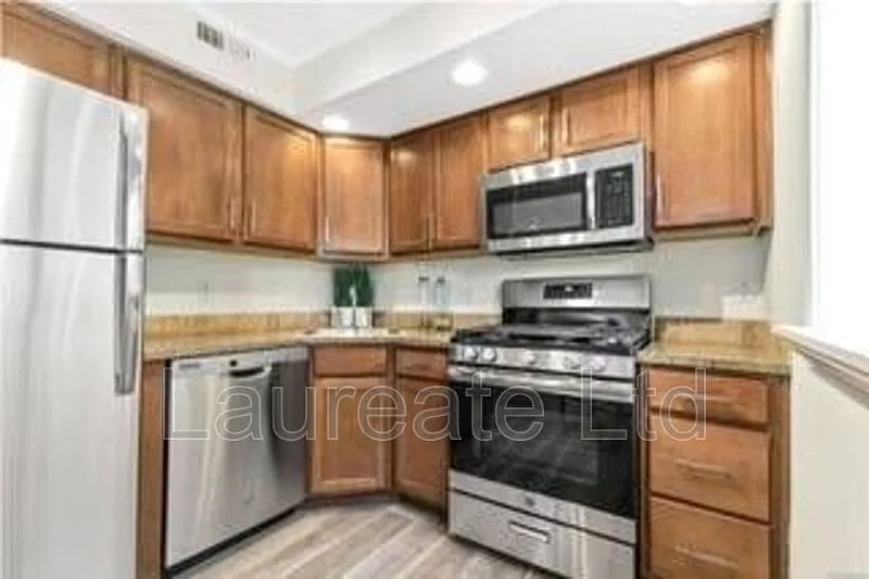 3 bed, 2.0 bath, 1367 sqft, $2,695 — Photo 3