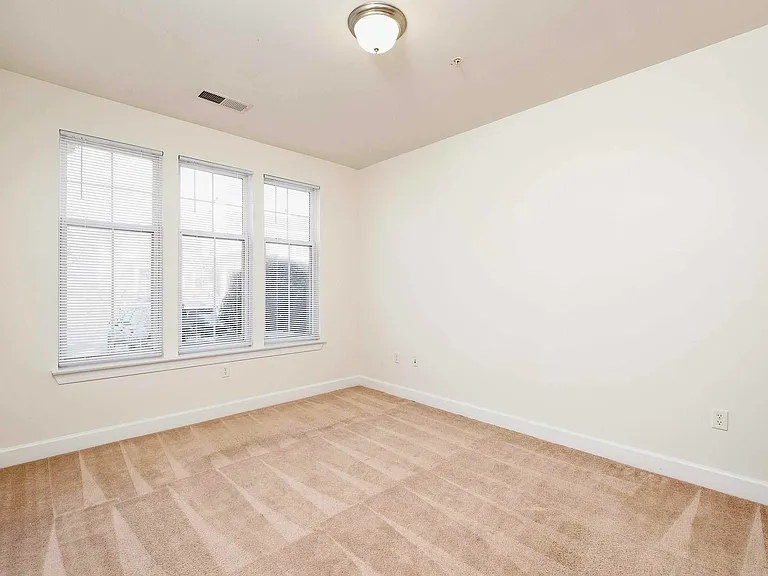 1046 Tupelo Ct — Photo 3