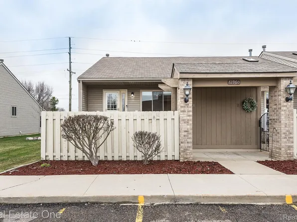 61960 Arlington Cir Unit 1, South Lyon, MI 48178