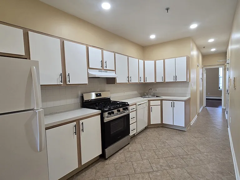 809 Park Ave — Photo 7