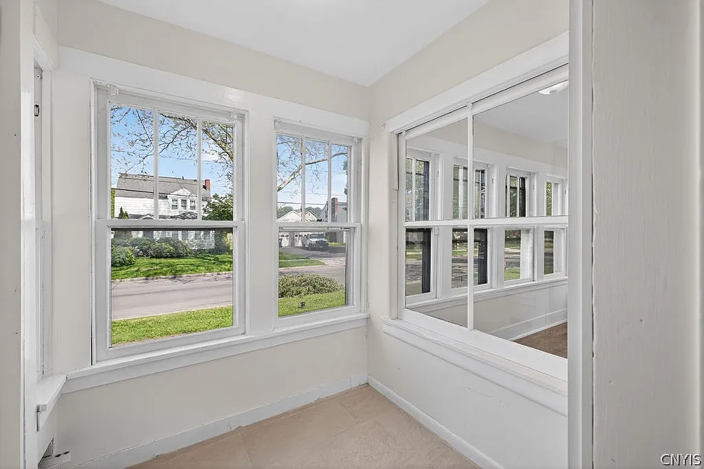 4 bed, 1.0 bath, 1312 sqft, $2,000 — Photo 3
