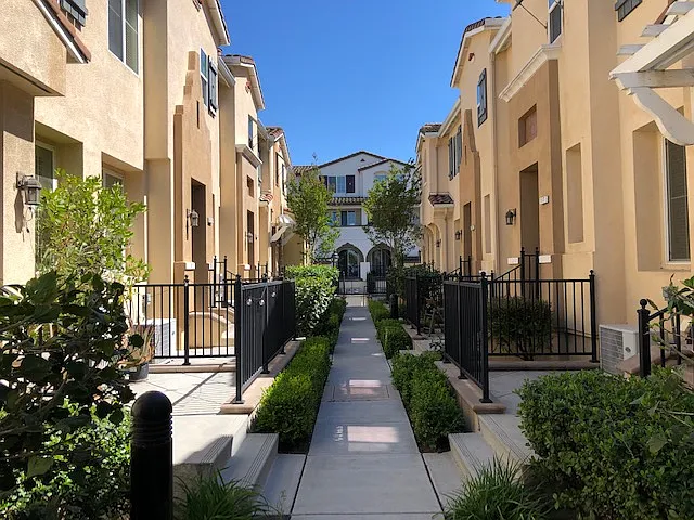 2 bed, 2.5 bath, 1104 sqft, $3,300 — Photo 3