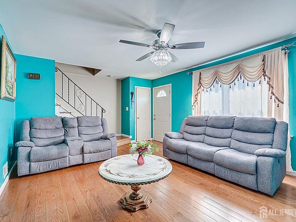 5th image of 426 Frederick Ave