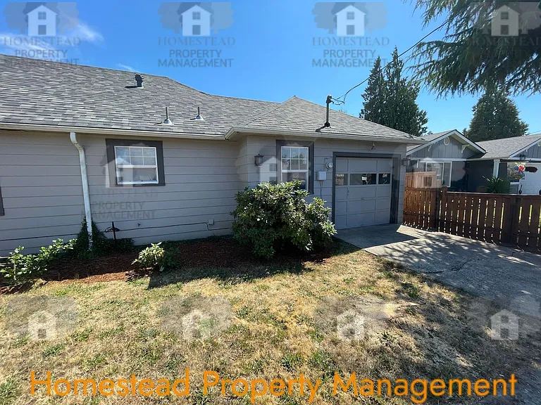 287 SE Ash St — Photo 3