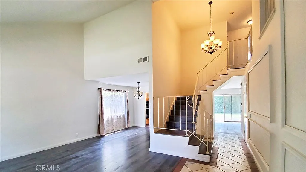 5 bed, 2.5 bath, 2640 sqft, $5,300 — Photo 4