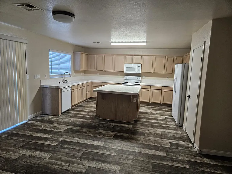 2418 Paradise Isle Ave — Photo 9