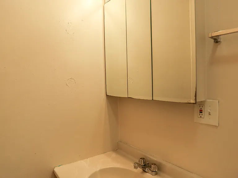 836 W Cornelia Ave #1 — Photo 4