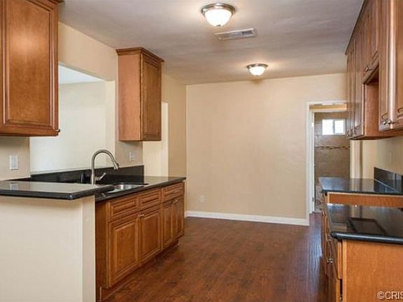4th image of 5824 Vineland Ave