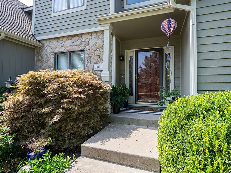 1101 Stonecreek Dr — Photo 3