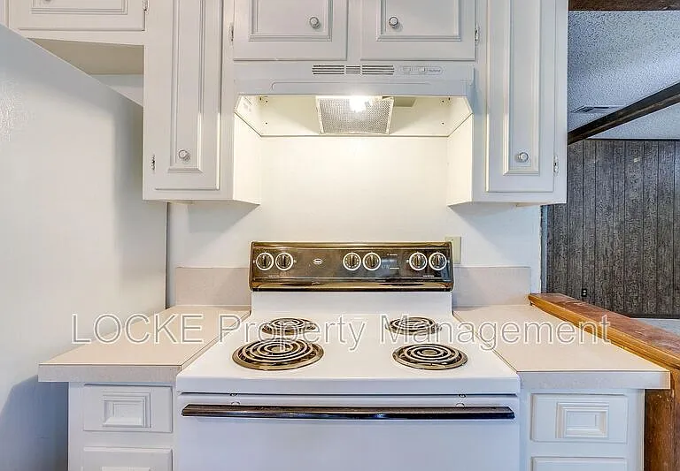 812 E Prairie View Rd — Photo 6