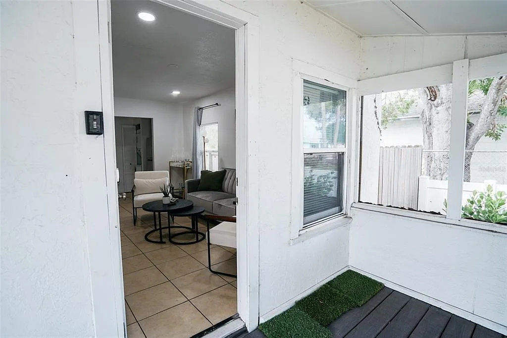 3 bed, 1.0 bath, 819 sqft, $2,400 — Photo 3