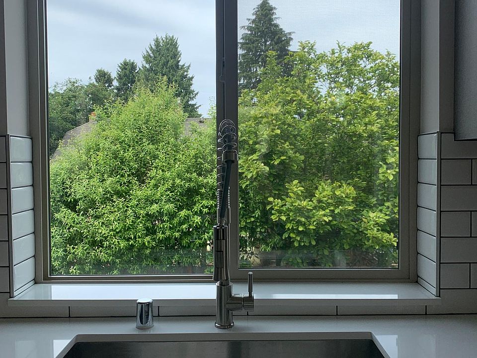 Kitchen sink with garbage disposal