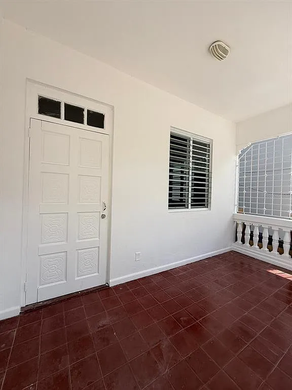 3 bed, 1.0 bath, 1150 sqft, $2,100 — Photo 2