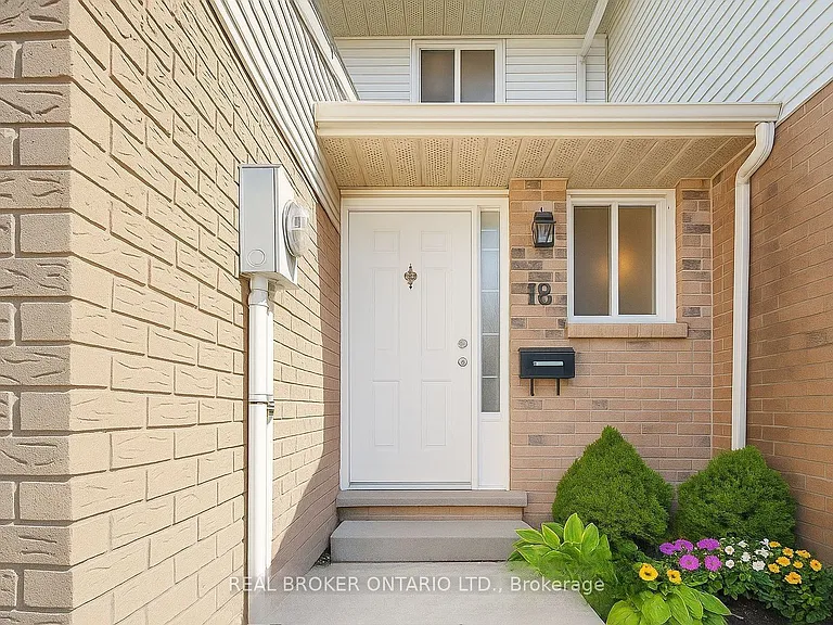 18 Julie Dr — Photo 2