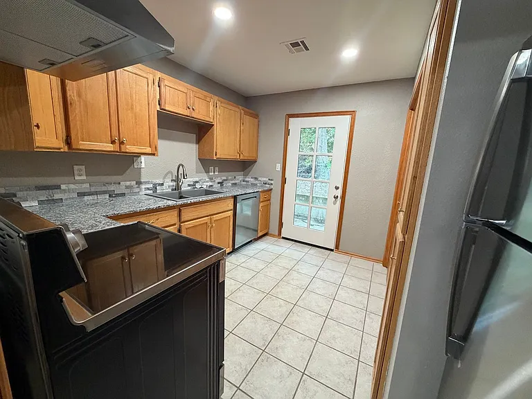 824-930 Railhead Dr — Photo 35