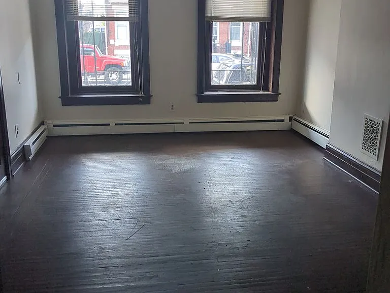620 W King St — Photo 1