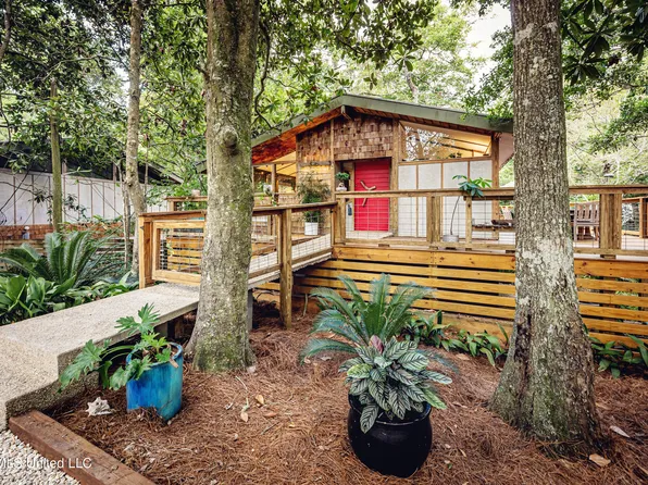 1103 Le Voyageur Dr, Ocean Springs, MS 39564