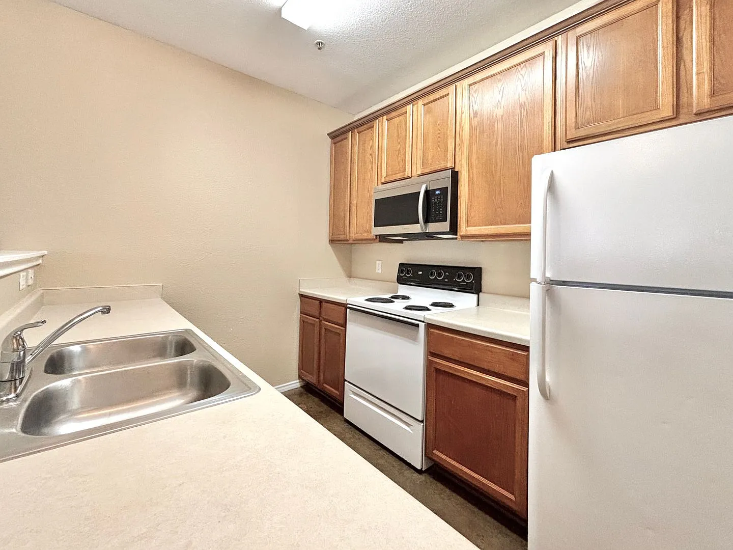 Conveniently located 3 bedroom townhome! — Photo 3