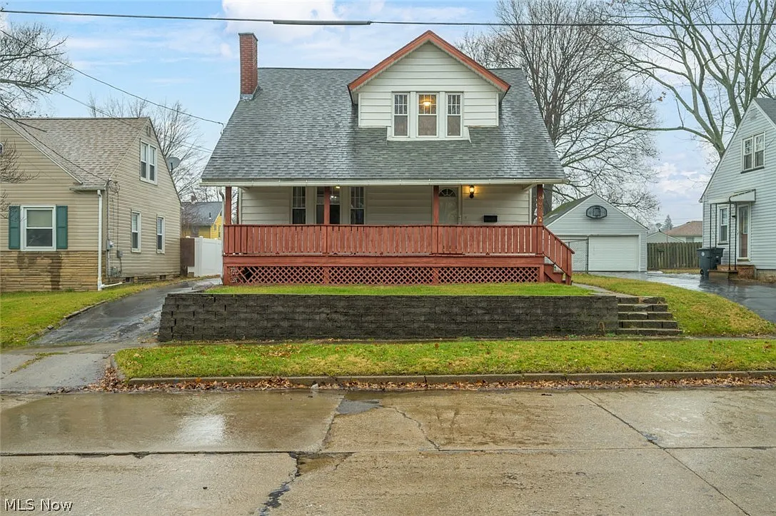 965 Glenwood St NE photo 1