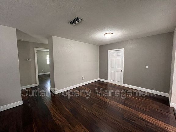 4th image of 827 Superior St