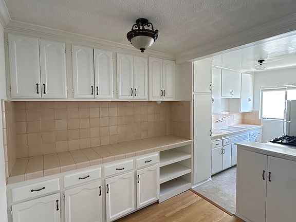 2nd image of 1174 N Heliotrope Dr