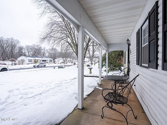 3rd image of 129 Andover Road