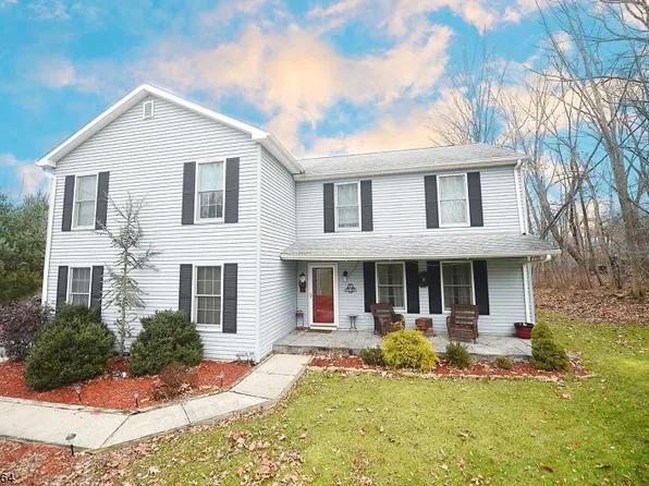 9 Fox Run, Glen Gardner, NJ 08826