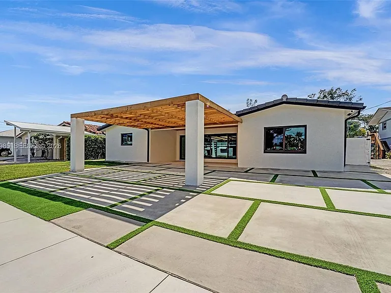 915 NW 7th St — Photo 10