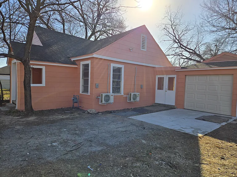 908 King Ave — Photo 2