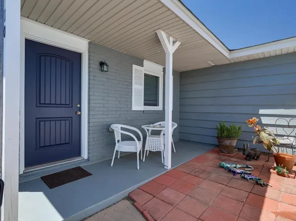 10 Windsor Ct, Galveston, TX 77551