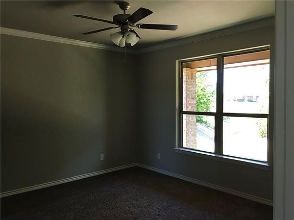 5th image of 1405 Lauren Ln
