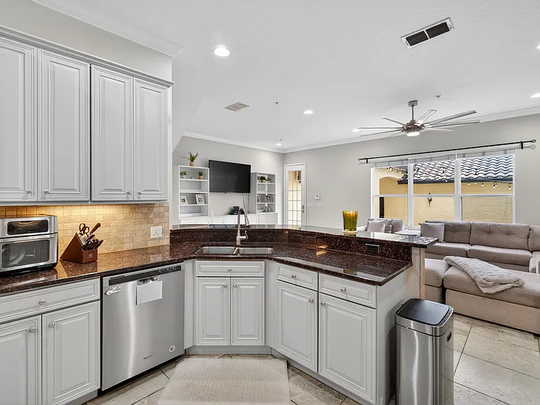 1121 Charming St — Photo 8