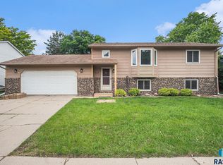 905 S Suburban Dr, Sioux Falls, SD 57110
