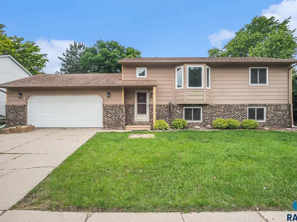 905 S Suburban Dr, Sioux Falls, SD 57110