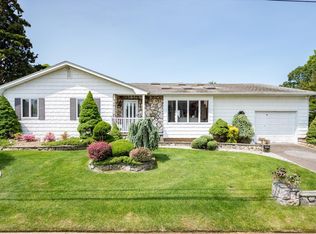 405 S 14th St, Lindenhurst, NY 11757