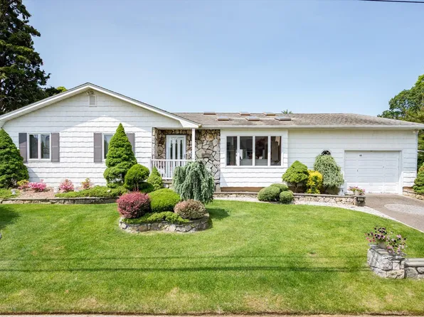 405 S 14th Street, Lindenhurst, NY 11757