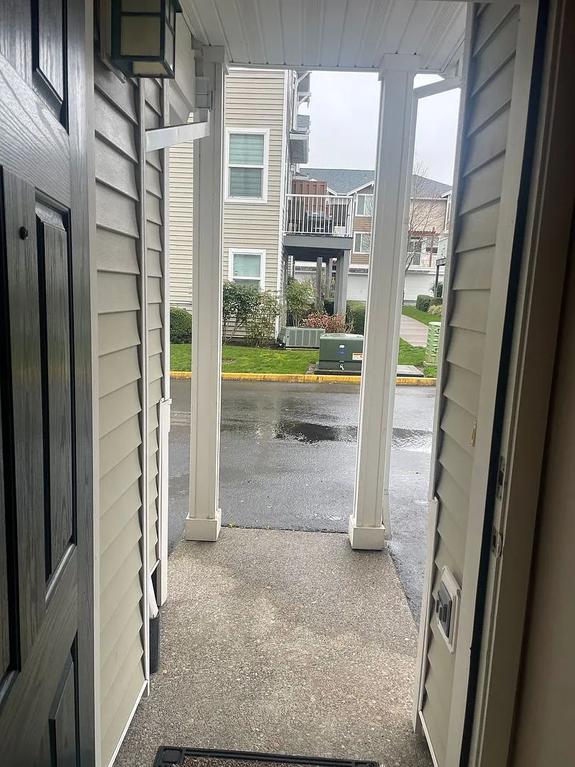 Beautiful Murray Hills Condo Townhome Now Available For Lease — Photo 4