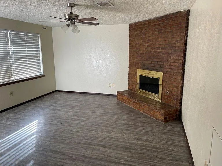 8509 S Drexel Pl — Photo 4