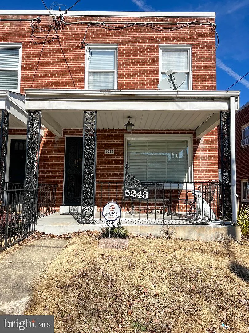 5243 Chillum Pl NE photo 1
