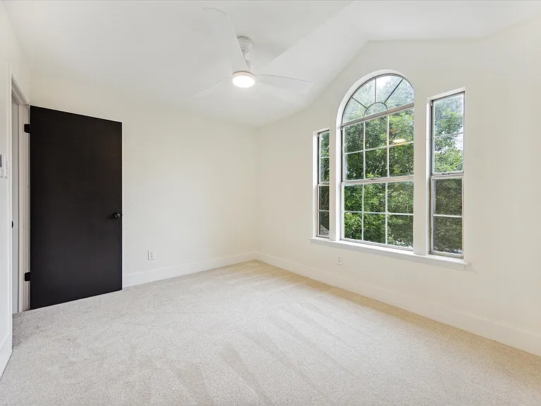 211 N Blue Ridge Pkwy — Photo 15