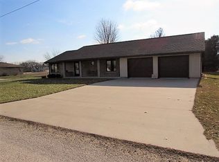 306 Barr St, Olin, IA 52320