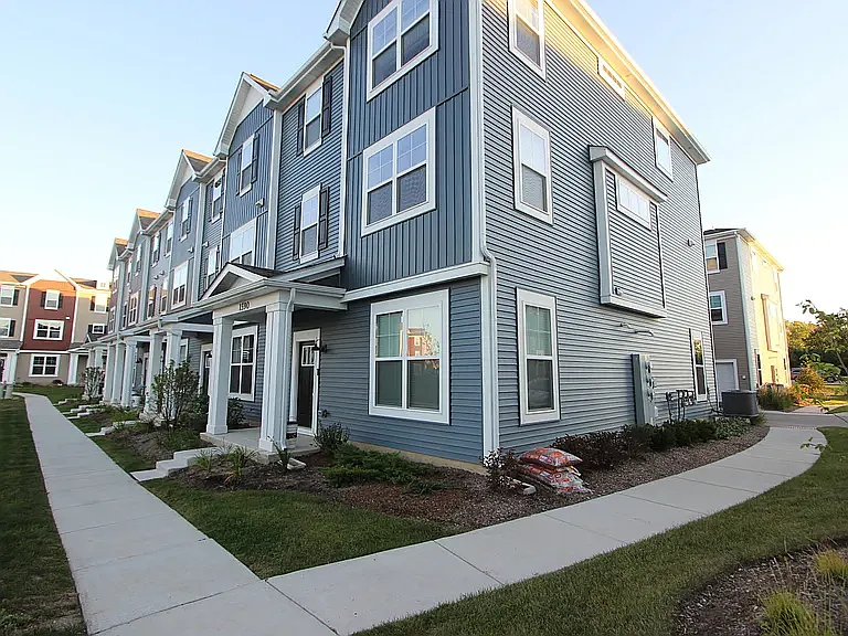 3 bed, 2.5 bath, 2400 sqft, $3,400 — Photo 1