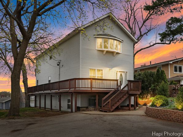 9 Lakeside Ln, Fox Lake, IL 60020