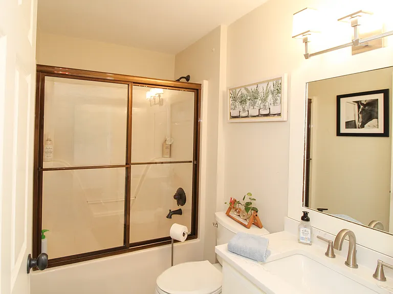 1401 NE Dysart Woods Ln — Photo 14