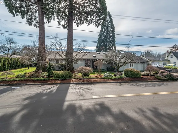 1705 NW Calkins Ave, Roseburg, OR 97471