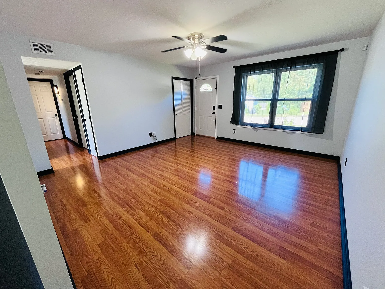 3 bed, 1053 sqft, $1,700 — Photo 2