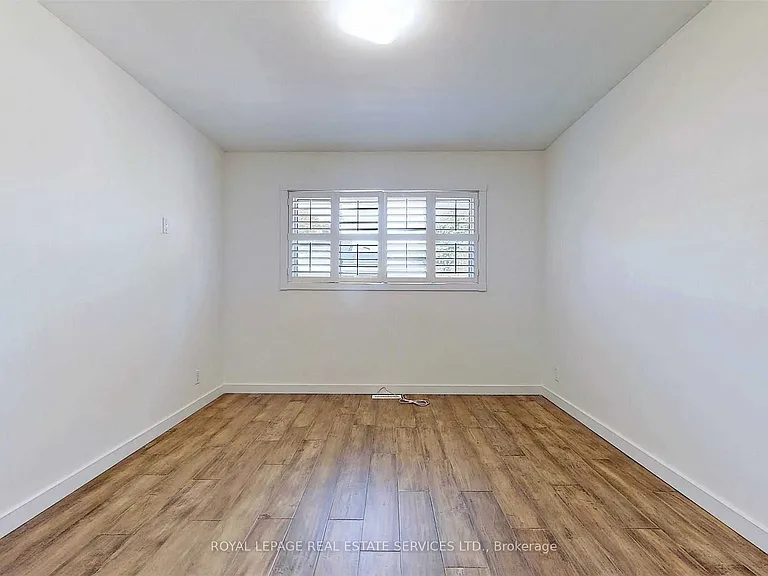 4 McMaster Ave — Photo 27